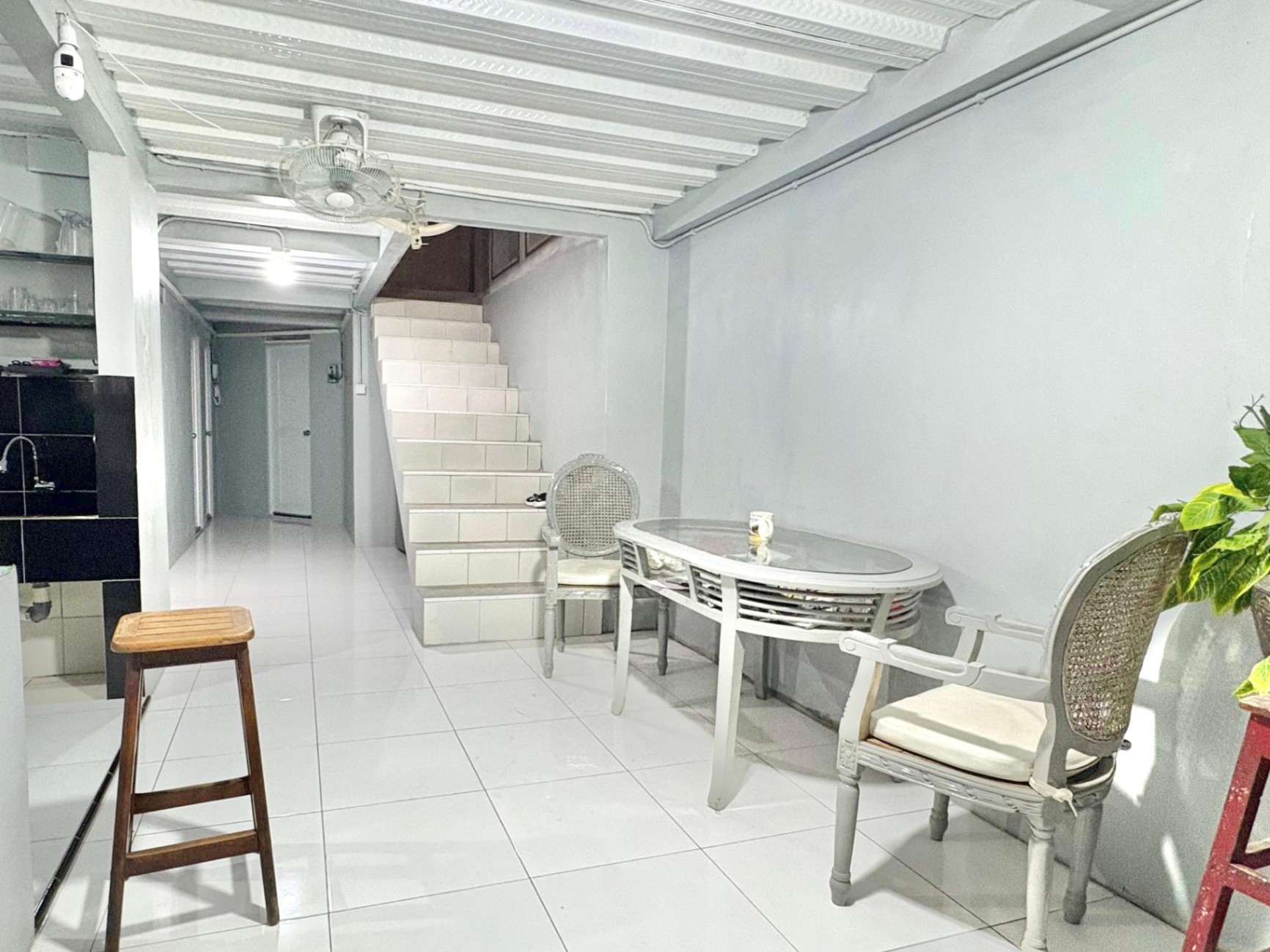 Djuragan Kamar - Kost Weni Living Image